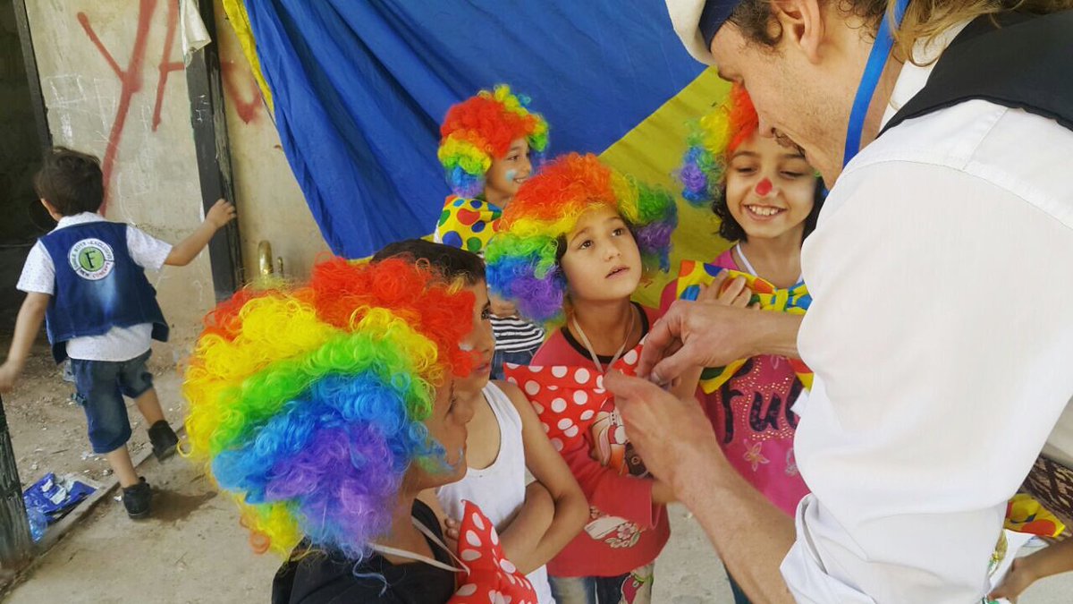 FlyingSeagullUK's tweet image. Check out Rockstar Andy spreading some smiles in Lebanon!⠀
⠀
#LaughterToLebanon is one of our biggest projects yet - last week alone the team saw over 2,800 children in refugee camps in the Beqaa Valley. A massive thank you to all our supporters who are making this possible x