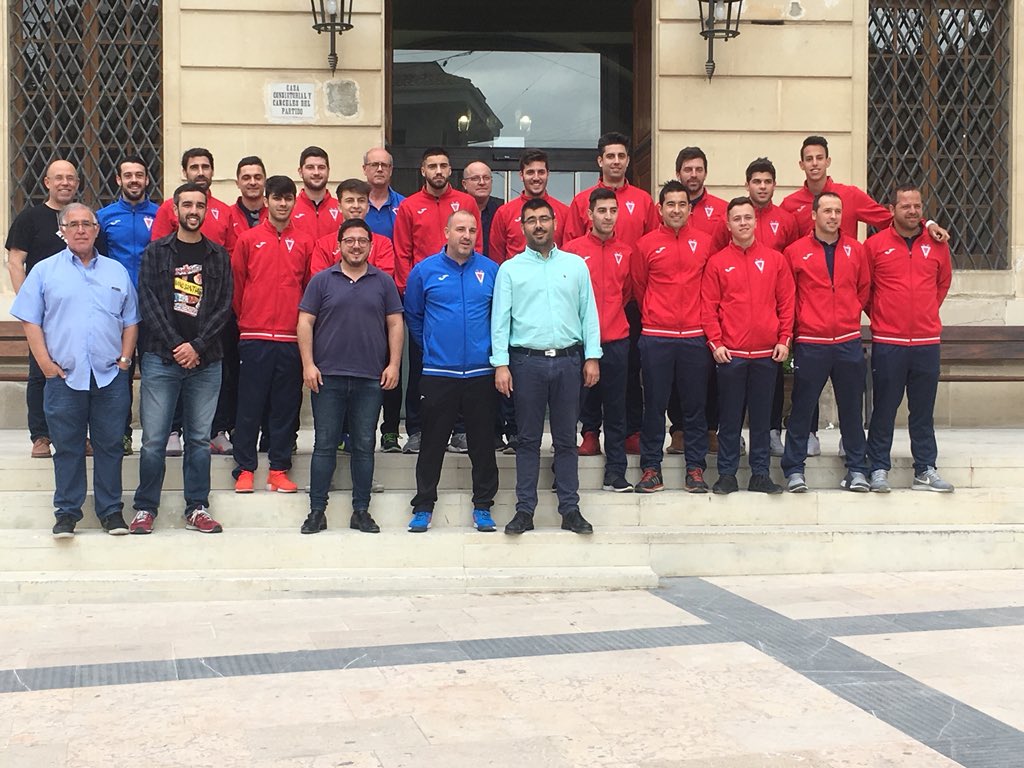 ElRecord's tweet photo. Recepción en el ayuntamiento de Monóvar a la plantilla del @MONOVAR_C_D por su ascenso a primera regional. #futbol #Monovar #monovero https://t.co/LlAR4oiArU