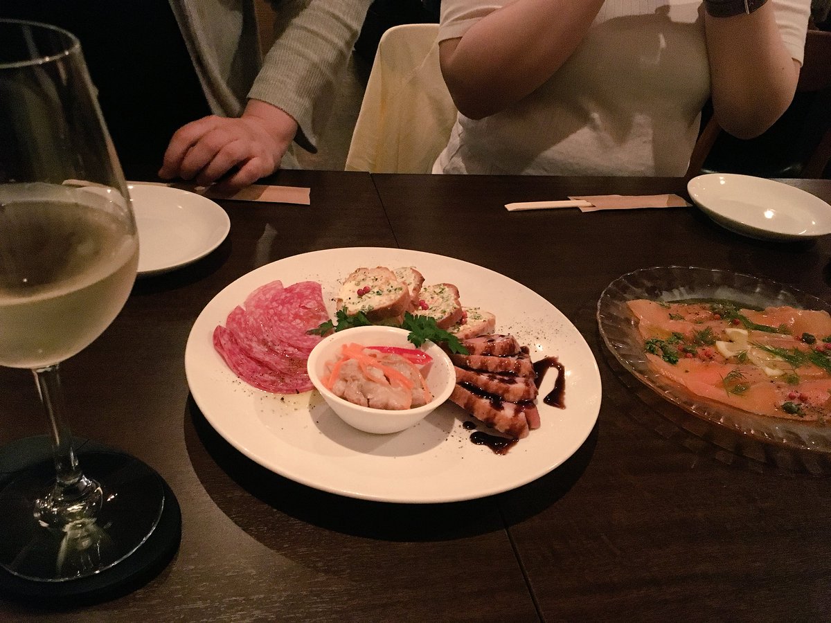 Myartette's tweet photo. 本日、Myartetteは次のライブに向けて会議＆練習でした！
ごはん( ﾟДﾟ)ｳﾏｰ

…ん？…次のライブだと？

その事で、次のツイートで皆様にご意見を伺いたいので、ご協力頂けるとありがたいです(*^^*)

#Myartette https://t.co/BhGMBDO9y3