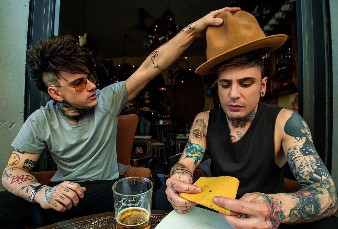 TheKolors's tweet photo. In tour porteremo solo vestiti seri😂✈ https://t.co/gyOusJwSLl