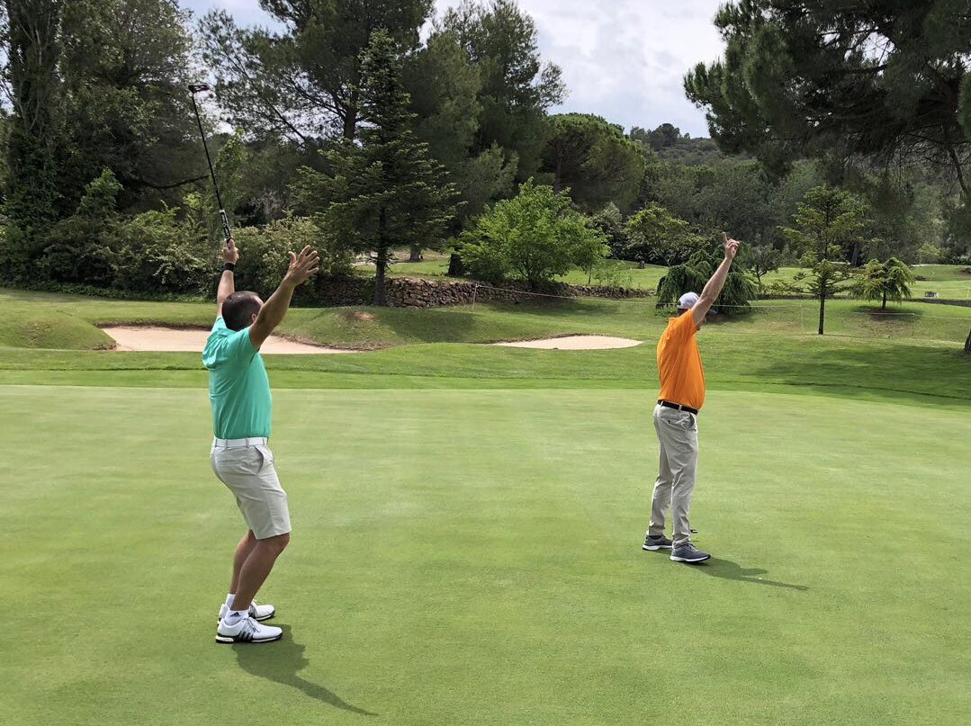 arandatv's tweet photo. La vida a veces te regala oportunidades únicas. La vida,y mi mujer y mis hijas. Meter un putt en el hoyo 18 de @CCMediterraneo y que @TheSergioGarcia lo celebre contigo. https://t.co/rCHrabSwQM