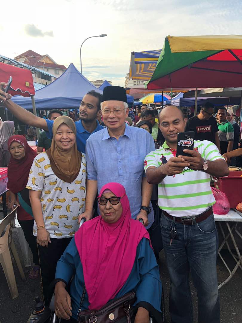 NajibRazak's tweet photo. Beli juadah buka puasa di bazar Ramadan bersama keluarga saya petang tadi . https://t.co/v7o7E35FIA