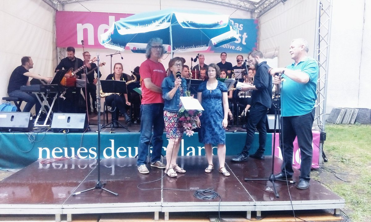 ndaktuell's tweet photo. Und der Leserpreis 2018 geht an 🎺🎺🎺 unsere Onlinechefin @Montecuore! Herzlichen Glückwunsch! #ndLive https://t.co/jPzgewry0n