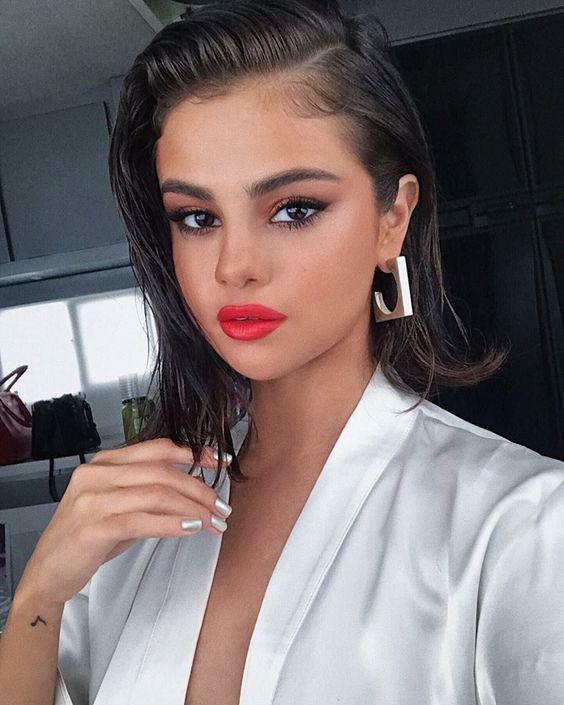 DressesIRL's tweet photo. Selena is our saturday night glamspo 😍✨ https://t.co/NmFIkK6BR5