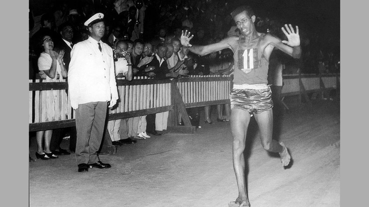 historiadeporte's tweet photo. Abebe Bikila, el vencedor descalzo; Pasó a formar parte del grupo de héroes nacionales al obtener la  medalla de oro en la maratón de los Juegos Olímpicos de Roma 1960. #atletismo #olimpiadas #roma1960 #bikila #maraton #deporte 
https://t.co/oOlOZmDPfl https://t.co/Lpl9QG706J