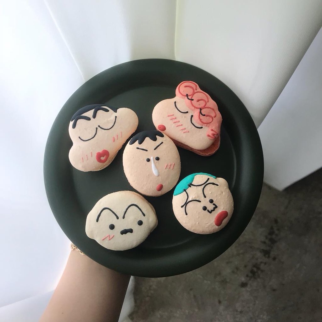 pegopa_korea's tweet photo. 韓国🇰🇷Instagramで見つけた📱

可愛すぎる♥️
🤭クレヨンしんちゃん🤭のマカロン！💁🏻‍♂️

韓国でしんちゃんは"チャング"という名前🙌🏻

日本のキャラが
隣の国、韓国でも人気なのは
うれしいですよね〜〜🙆🏻‍♂️🍒

#ペゴパ #韓国情報 #韓国料理 #韓国カフェ https://t.co/S8EGJuJjd1