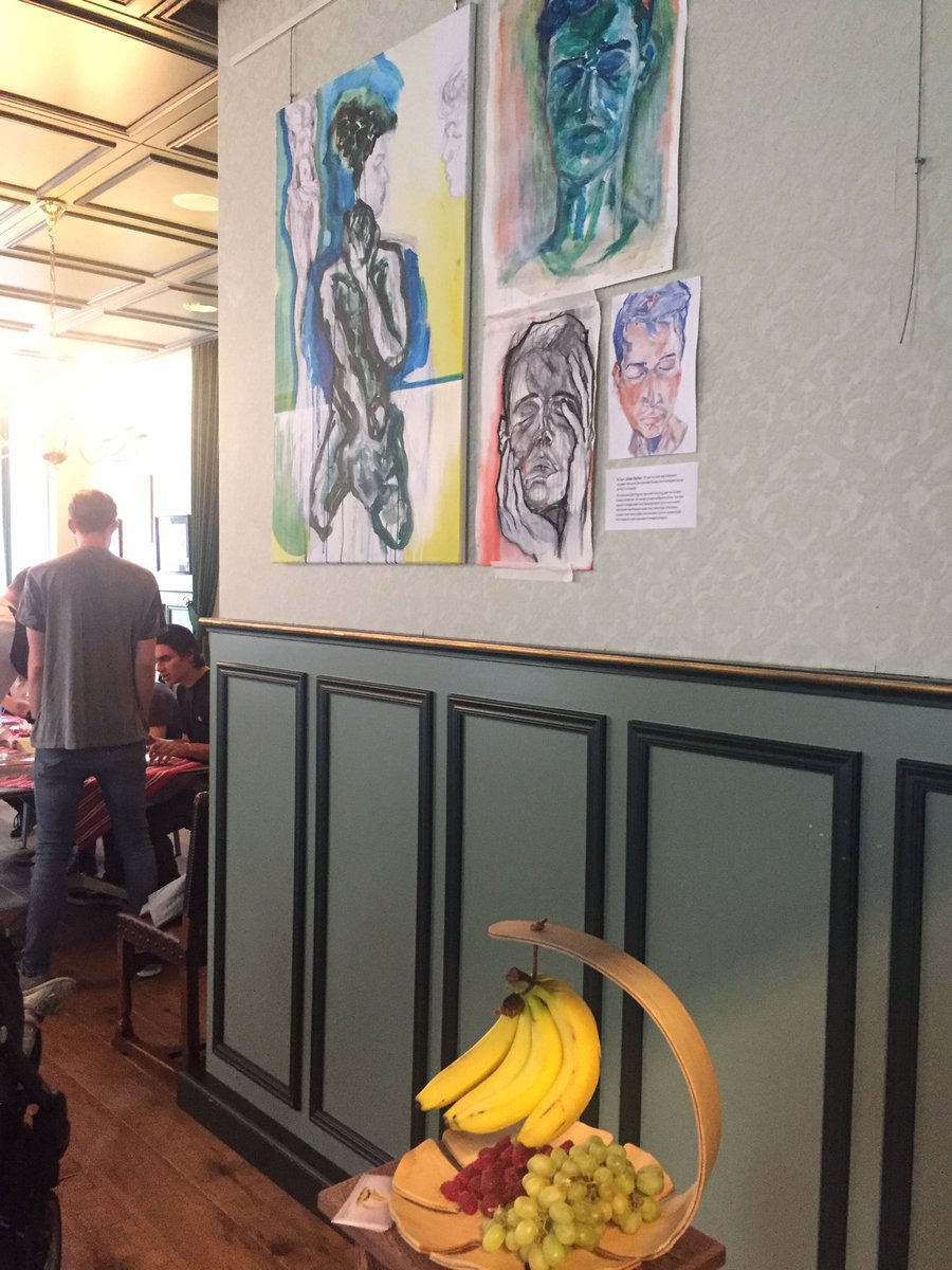 J_foppen's tweet photo. Indrukwekkend om @de eendaagse expo in het museum te zien hoeveel jong kunsttalen we op Urk hebben! Bruisende creativiteit die zich vertaalt in werk dat veelal afwijkt van de traditionele kunst die we al veel op Urk zien. Wat mij betreft verdient dit talent vaker een podium! https://t.co/qIyIWCVzCT