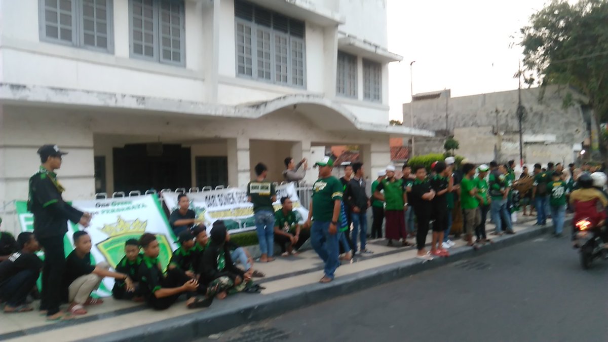 Gerson_BOGRES's tweet photo. Beberapa potret kegiatan #BagiTakjil #BonekGresik di depan Gedung Nasional Indonesia (GNI) #Gresik Sabtu 2 Juni 2018.
#Bonek #KamiBonek #Persebaya #KitaPersebaya #BOGRES https://t.co/0w6tPAeREa