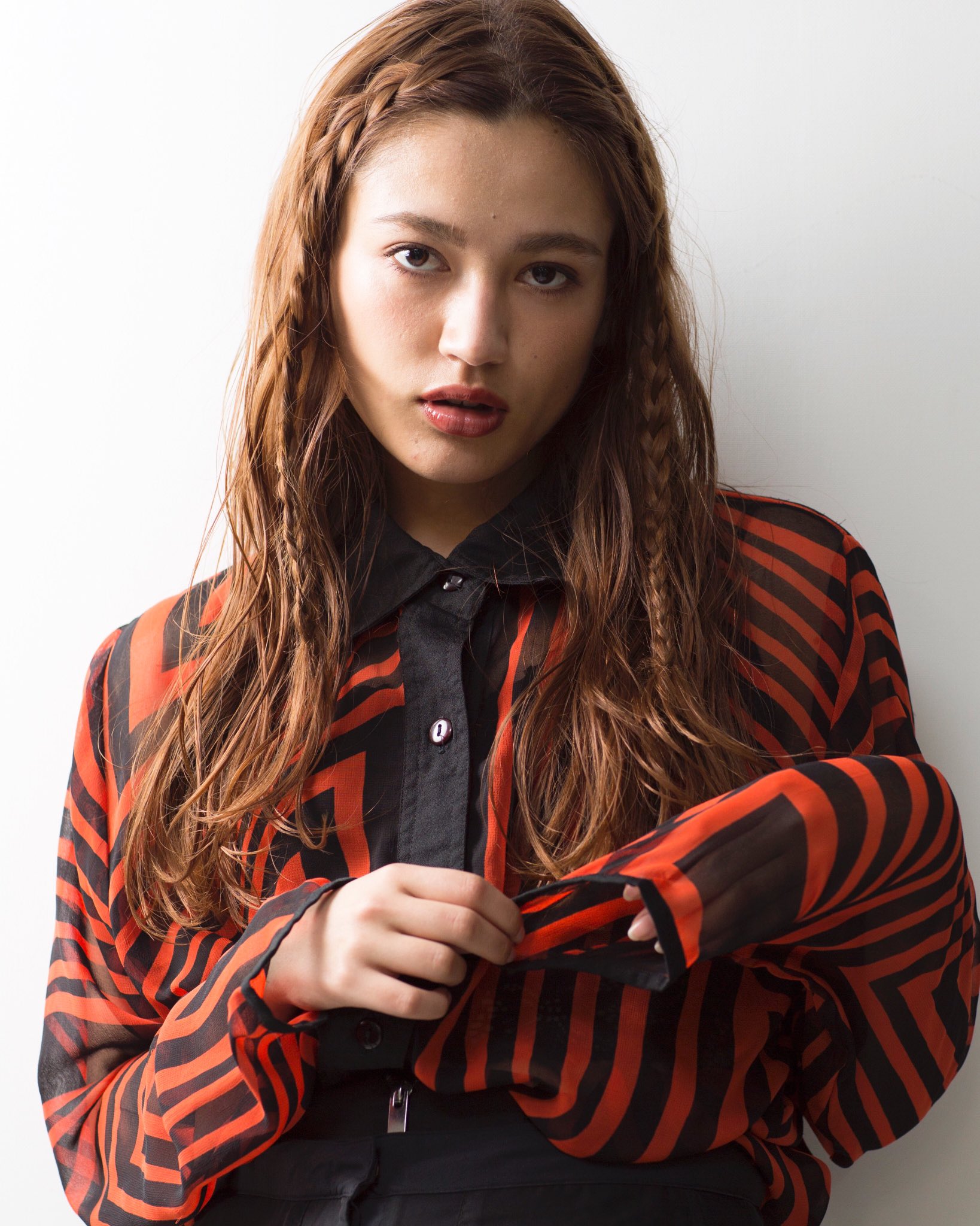 Uzivatel 井上 信洋 Emu 21 11 Open Na Twitteru 前髪だけ編み込んだスーパー簡単アレンジ ゆるくてルーズなヘアスタイルにちょっと遊びを効かせます 編み目を崩さずピシッとしておけばスポーティでカッコいい感じにできますよー ヘアアレンジ