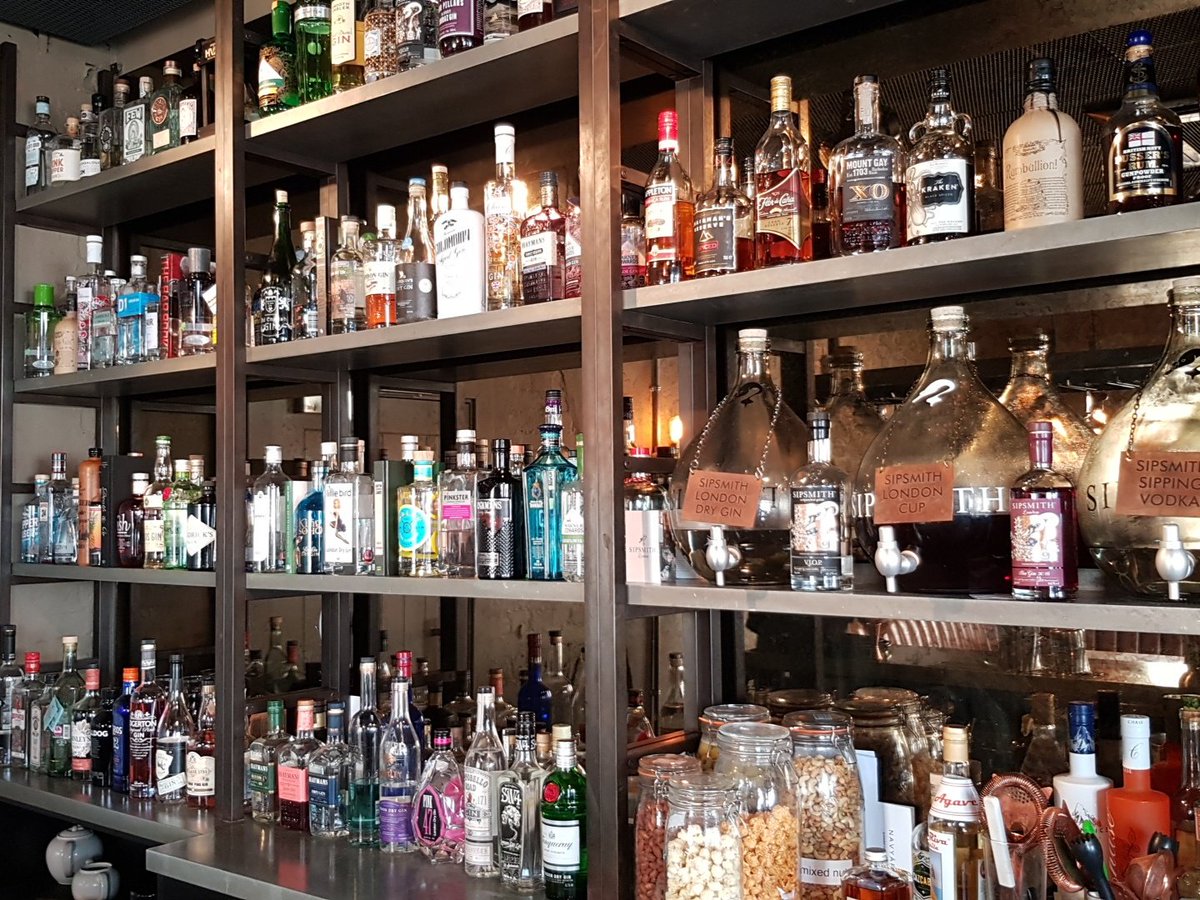 NAVYARD1's tweet photo. @ipswichginfest hope the gin drinkers have a great day  we are in #harwich enjoying our selection of 140 #ginlibrary https://t.co/RGsLsljchb