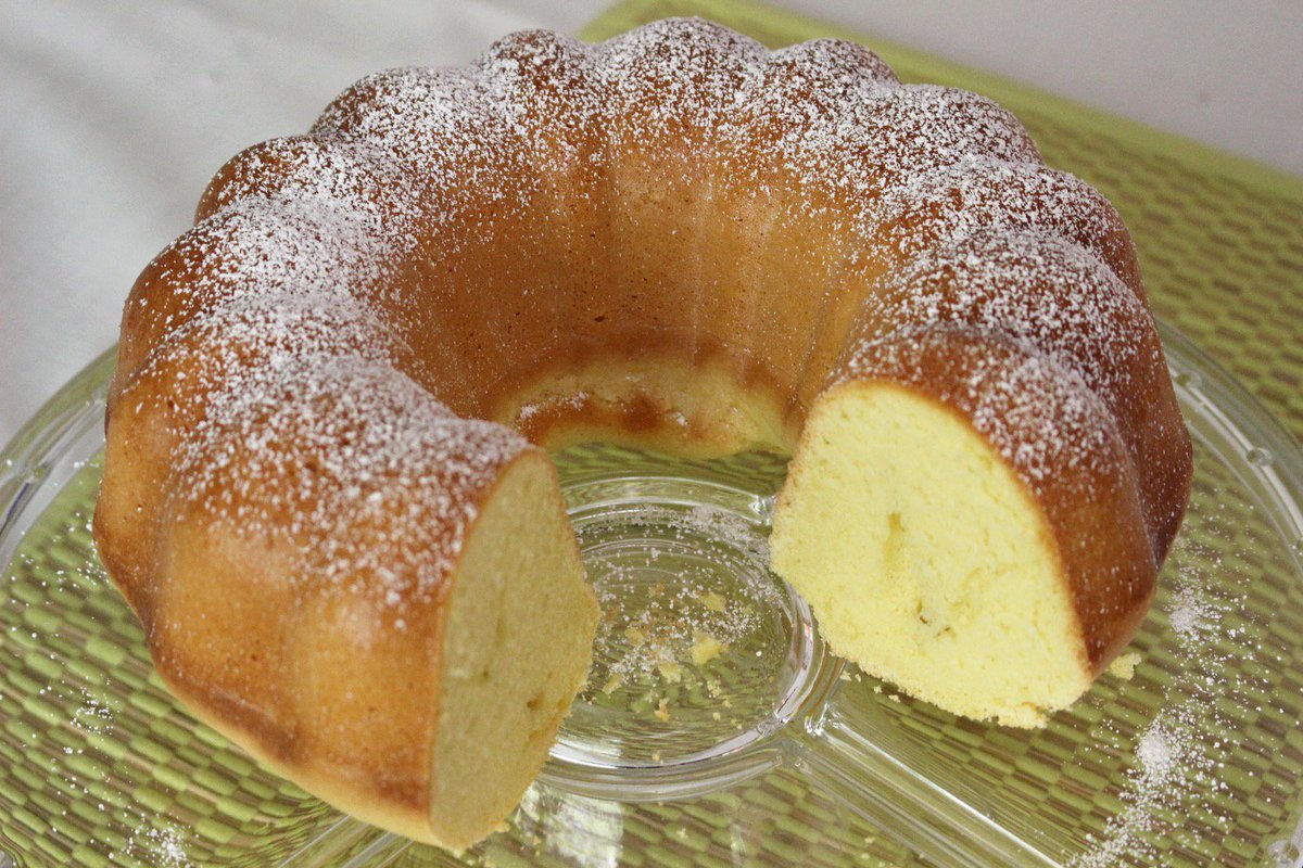Bro_Baking's tweet photo. Got a bunch of leftover egg yolks? Don't throw them away! Make a 12-yolk pound cake — aka "gold cake" — instead! It's spongy, dense, subtly-sweet, and requires no oil or butter.

https://t.co/7vnlNKnDTE

#bundtcake #dairyfree #poundcake #dontwaste #noeggwhitesnoproblem https://t.co/RMt5ahZTkT