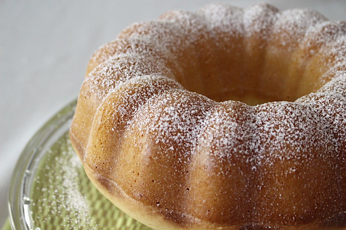 Bro_Baking's tweet photo. Got a bunch of leftover egg yolks? Don't throw them away! Make a 12-yolk pound cake — aka "gold cake" — instead! It's spongy, dense, subtly-sweet, and requires no oil or butter.

https://t.co/7vnlNKnDTE

#bundtcake #dairyfree #poundcake #dontwaste #noeggwhitesnoproblem https://t.co/RMt5ahZTkT