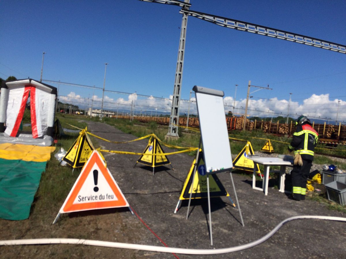 ORCAvd's tweet photo. #Denges #ExTMD18 Une grue manipulant un rail a percé un wagon contenant du chlore gazeux déclenchant une émanation de gaz. Les habitants de Denges, Lonay, Echandens, Préverenges ferment portes et fenêtres, coupent ventilations, rejoignent étages supérieurs https://t.co/mqqJRNNwtE https://t.co/THm0XHKGlV