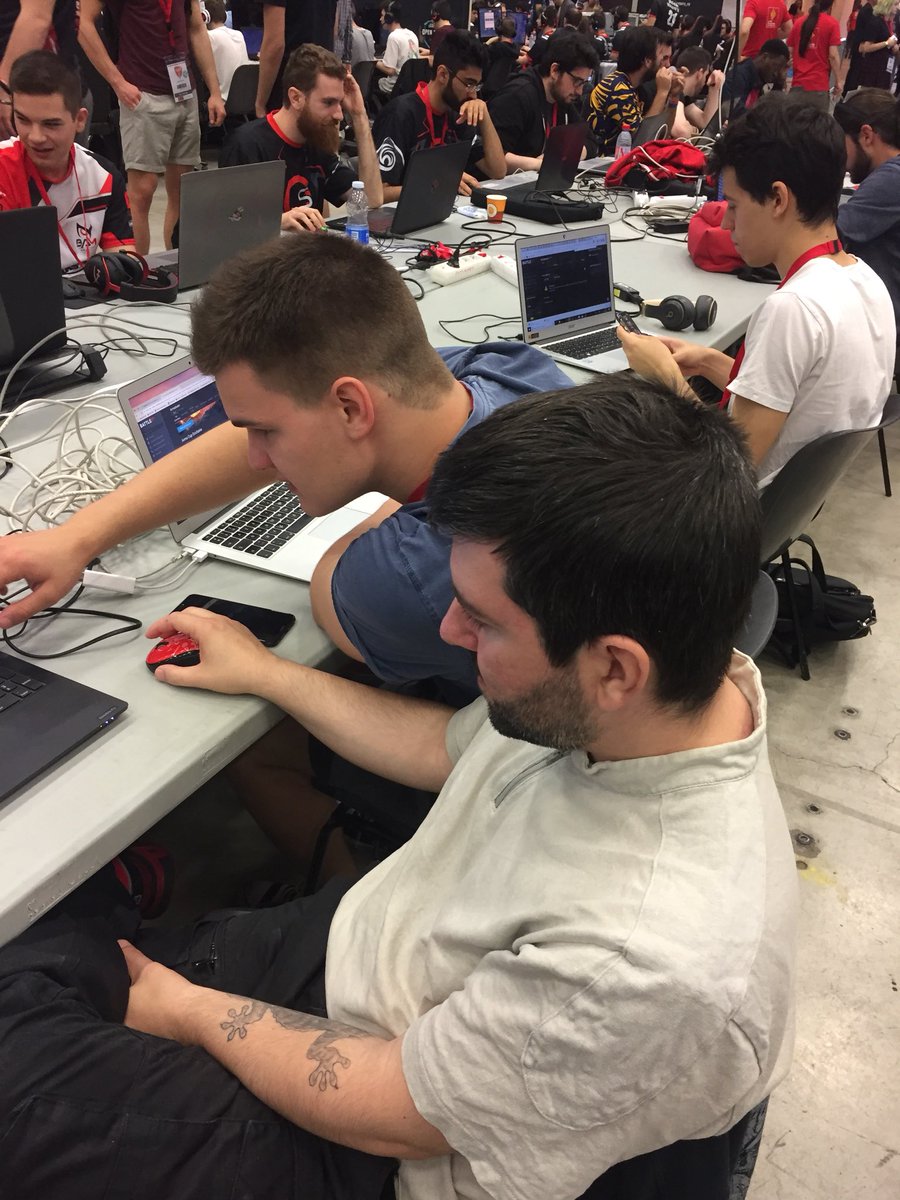 Syndicate_GG's tweet image. @Spl33N9Roskovec en pleine préparation avec son manager #Hearsthone 

#SyndicateGG