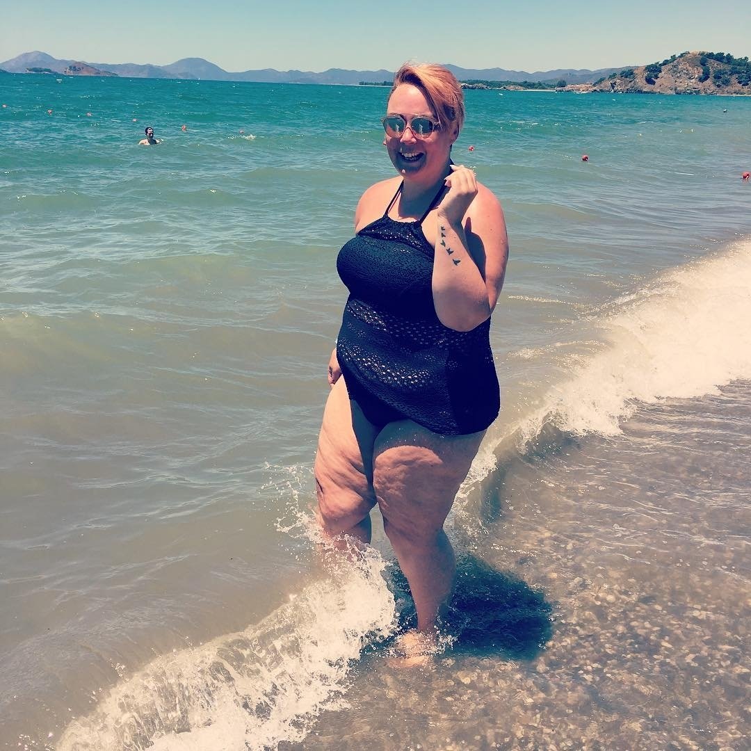 GranLenceria_es's tweet photo. En la playa, ¿Prefieres estar en el agua, en la toalla o haciendo ejercicio en la arena? @beckybarnesblog parece que prefiere el agua. #tankini #tallasgrandes #weloversize #EstoEsVida #cuerposerrano #Verano #modabano https://t.co/NedQ4VHxJn