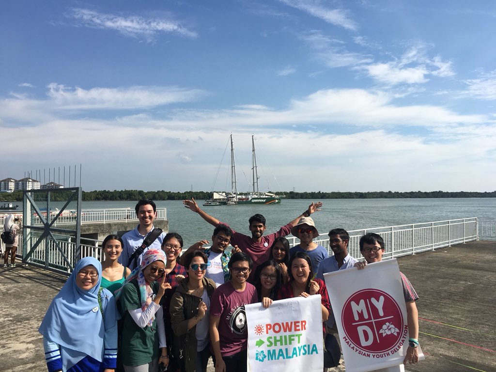 PowerShiftMsia's tweet photo. The #PowerShiftMsia and @MYDclimate gang at #RainbowWarriorinMalaysia! 🤟@GreenpeaceMY https://t.co/45IwZHb73e