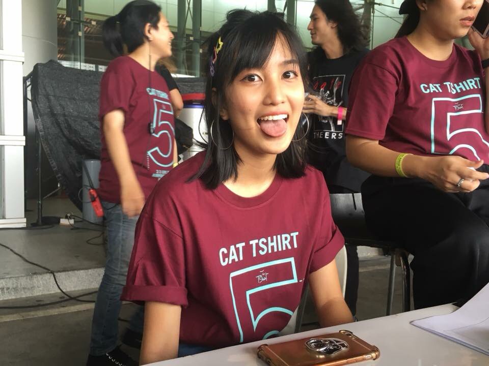 canbnk48thfan's tweet photo. ทำไมผอมลงนะ ~ ดีใจที่ได้เห็นรูปนะ 😆❤️เสื้อแคทใครใส่ก็น่ารัก สักตัวมั้ยล่า #cattshirt #BNK48 #CanBNK48 #2pongFighto #AlwaysBesideCan 
Cr : Cat radio https://t.co/CT1j16D2m3