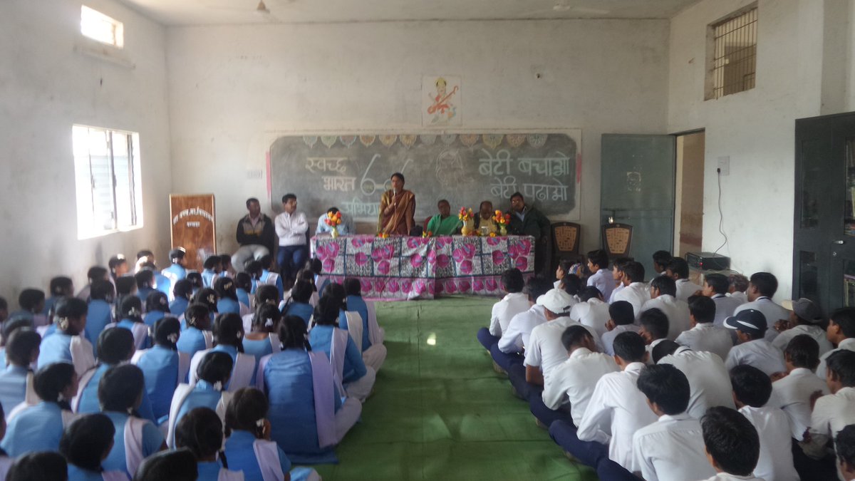 DhakNandini's tweet photo. केंद्र व राज्य सरकार की महत्वाकांक्षी योजना "बेटी बचाओ बेटी पढ़ाओ" व बालिका शिक्षा को बढ़ावा देने जिले के उच्चत्तर माध्यमिक विद्यालयो में अभियान चलाया जा रहा है गुंडरदेही (छत्तीसगढ़) जिला बालोद @Narendramodi_PM @drramansingh @dharam_kaushik
#MeriPahal https://t.co/hbB8RZquMr