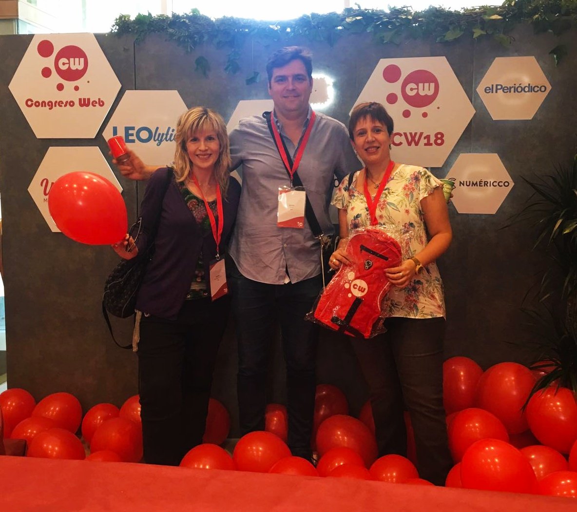 inmartal's tweet photo. Súper #triocw con @jferraz y @khasbha
Oeeoee nos hemos llevado regalico 👏🤗
#CW18 https://t.co/JzkOBBsK9H