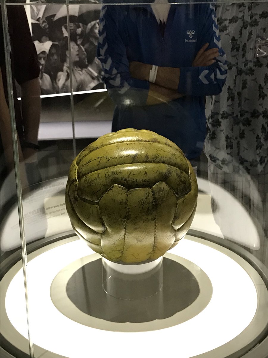 Donegal72's tweet photo. Vergiss Torfabrik. DAS ist ein Fußball. #wm54 #dfmdo #wmuseum #tkschland https://t.co/dNW3sMtdhV
