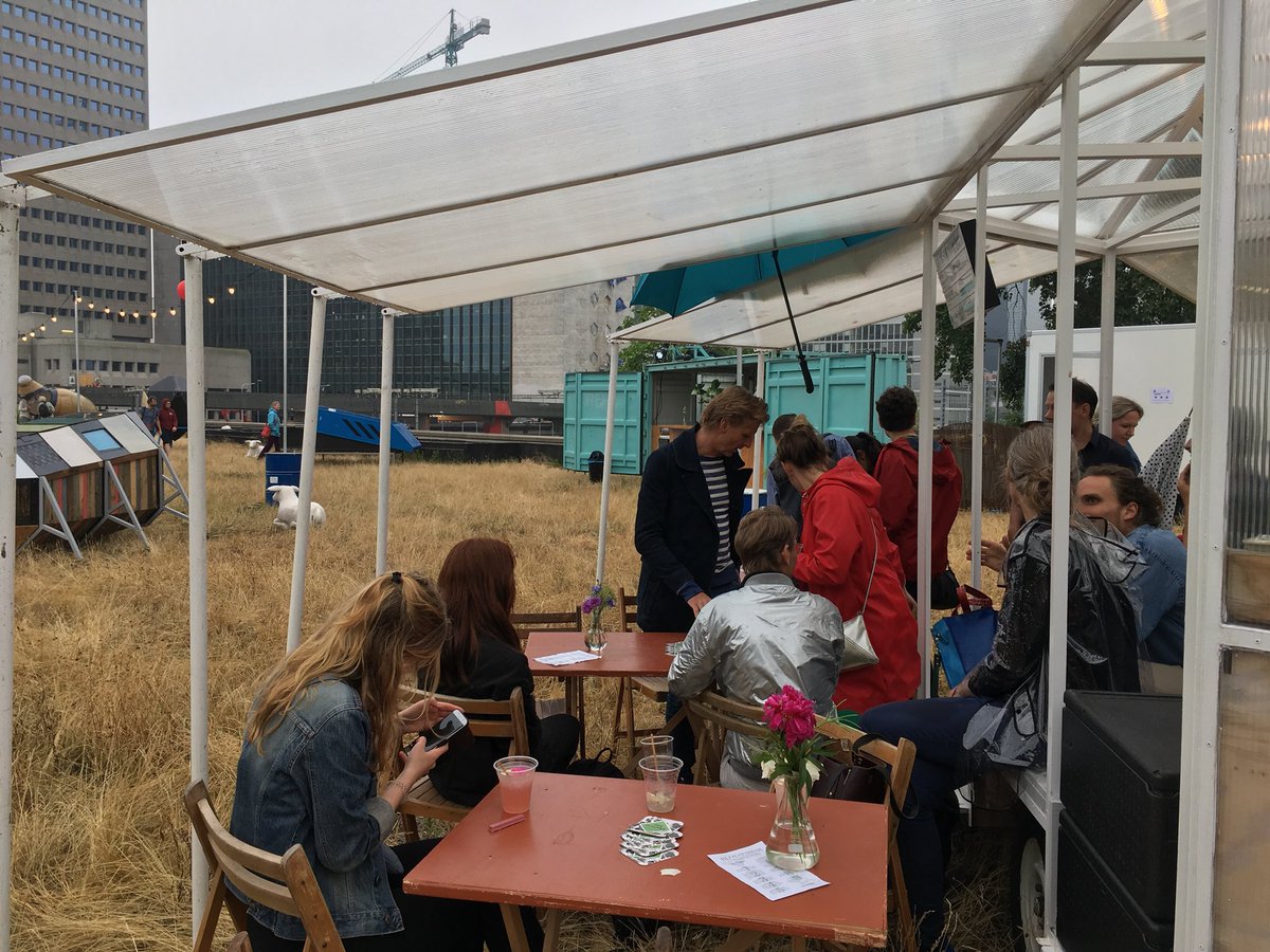 Gisteren was het daar ook al zo’n feest, ondanks de regen . Bij de opening van #dakendagen met speech van <a href="/Leonge/">Leon van Geest</a> op, natuurlijk, een dak.