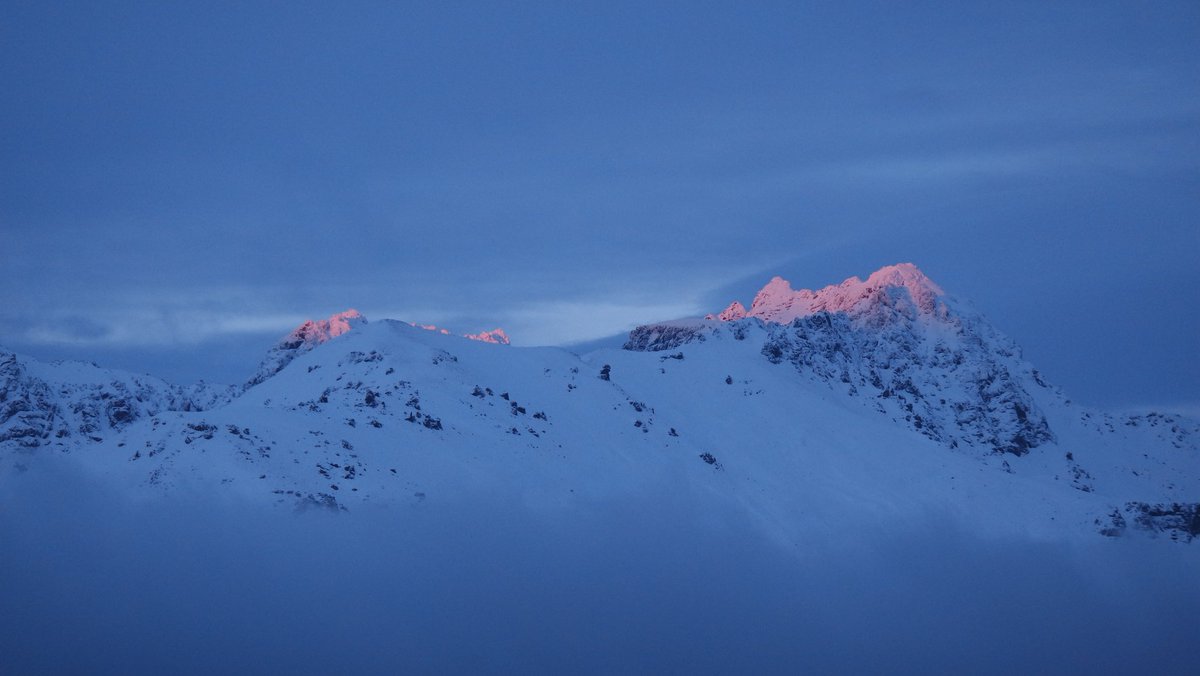 StrayNat's tweet image. #CecilPeak turns pink above the clouds at sunrise in #Queenstown