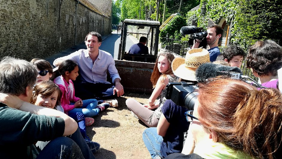 Janvry91's tweet photo. [LE OFF] 📸 Photo souvenir de @RdeCasabianca lors d'une belle échappée à @Janvry91 pour le #VillagePrefere ! Hâte de voir les images le 19 juin! https://t.co/w3uOlJGK2n