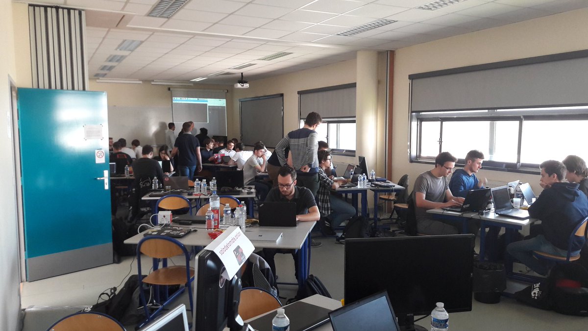 CTF_Inter_IUT's tweet photo. Dernière mise en place, tout le monde se connecte avant le départ du #CTF_Inter_IUT à 11h ! https://t.co/Ffg1G1kFF8