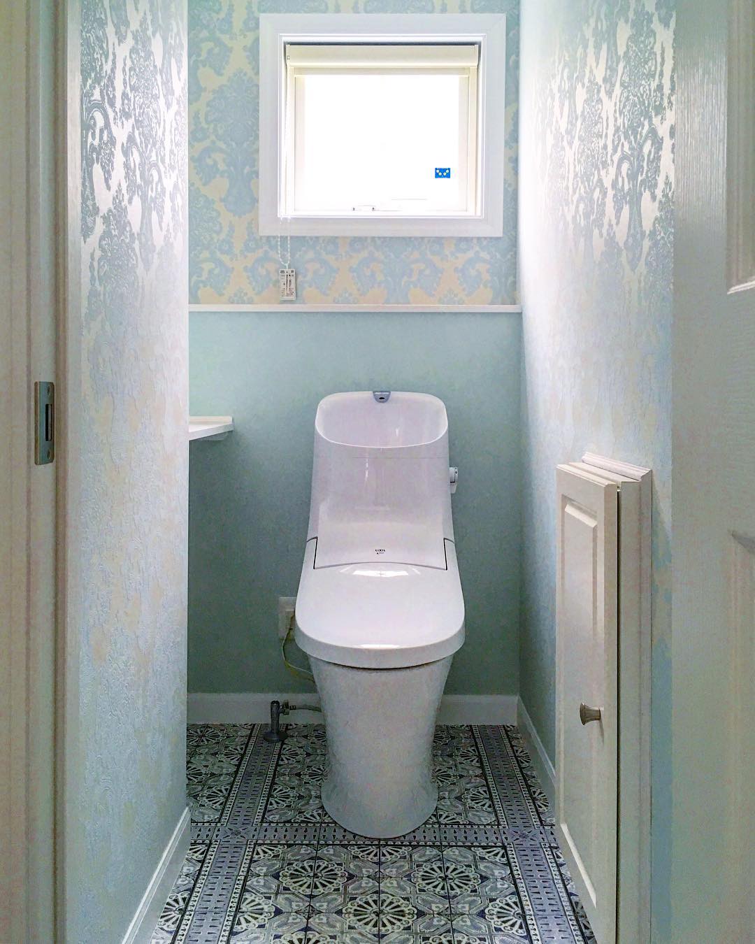 セルコホーム名古屋西 今回はトイレです ペールブルーのダマスク柄のクロスでとっても可愛く仕上がりました 清潔感のある雰囲気 クロスは場所によっても合う合わないがありますから慎重に選びたい所です セルコホーム名古屋西 T Co