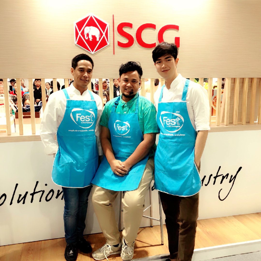 gunns_official's tweet photo. เชฟกันน์ #gunnswis อยู่นี่นะจ๊ะ
กับเมนู ผัดไทไฮโซ ขอบคุณ SCG มากๆคะ
#thaifex #thaifexworldoffoodasia2018 #scg #chefgunn #เชฟกันน์ #เชฟปกันน์
Repost IG koioka https://t.co/nBMbISBhP9