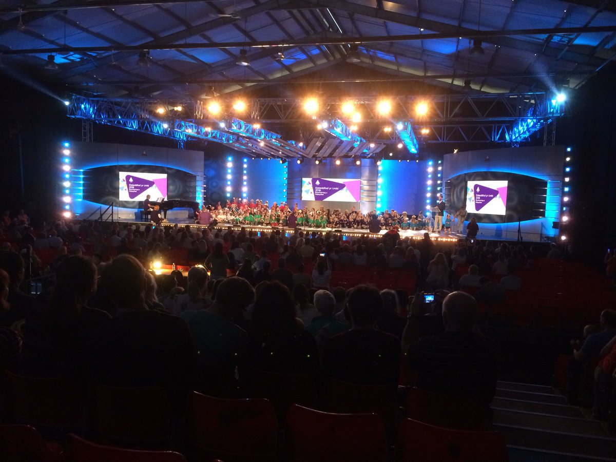 wdyfrig's tweet photo. Llond llwyfan o ‘obaith y dyfodol’ sef plant meithrin Brycheiniog a Maesyfed. Ffantastig. #Urdd18 https://t.co/jzxt6eWdCH
