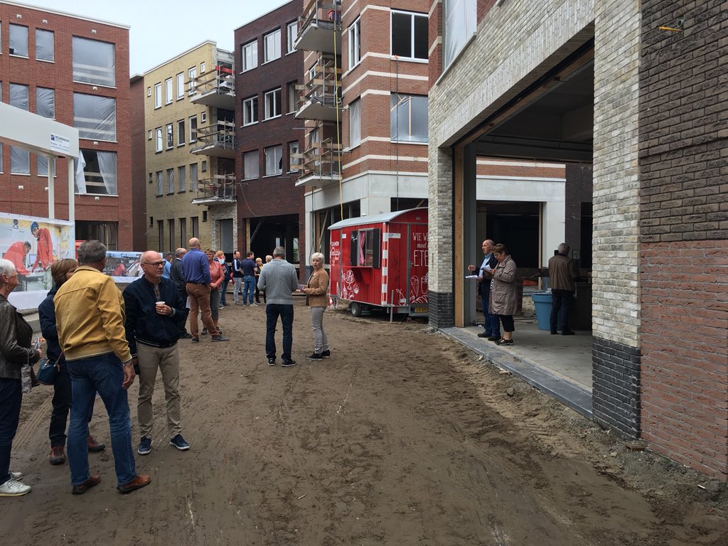 Veel aanloop bij het #centrumplan in #Rosmalen, jong en oud. De bouw maakt het! <a href="/VanWijnenGroep/">Van Wijnen</a> <a href="/BouwendNL/">Koninklijke Bouwend Nederland</a>
