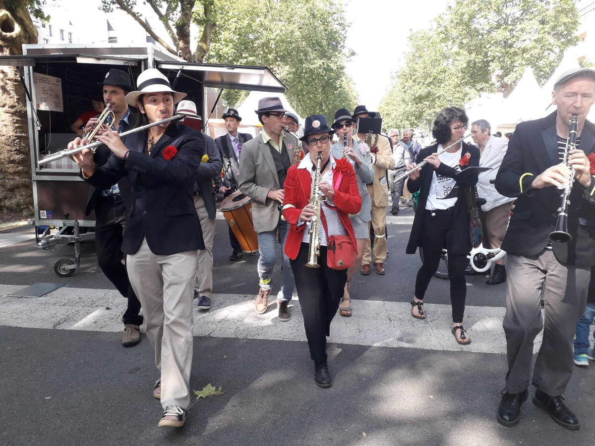 SyRault's tweet photo. #Lafêteduvélo à #Rennes c'est parti en musique avec la fanfare Les Zazous 😎 @FUB_fr https://t.co/qu1txSW41i