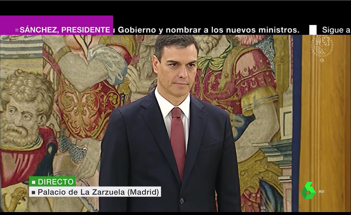 _anapastor_'s tweet photo. Pedro Sánchez ya es presidente del Gobierno. Acaba de tomar posesión. Sin crucifijo. Y Sin Biblia. #detalles https://t.co/TfvTWbDsiZ