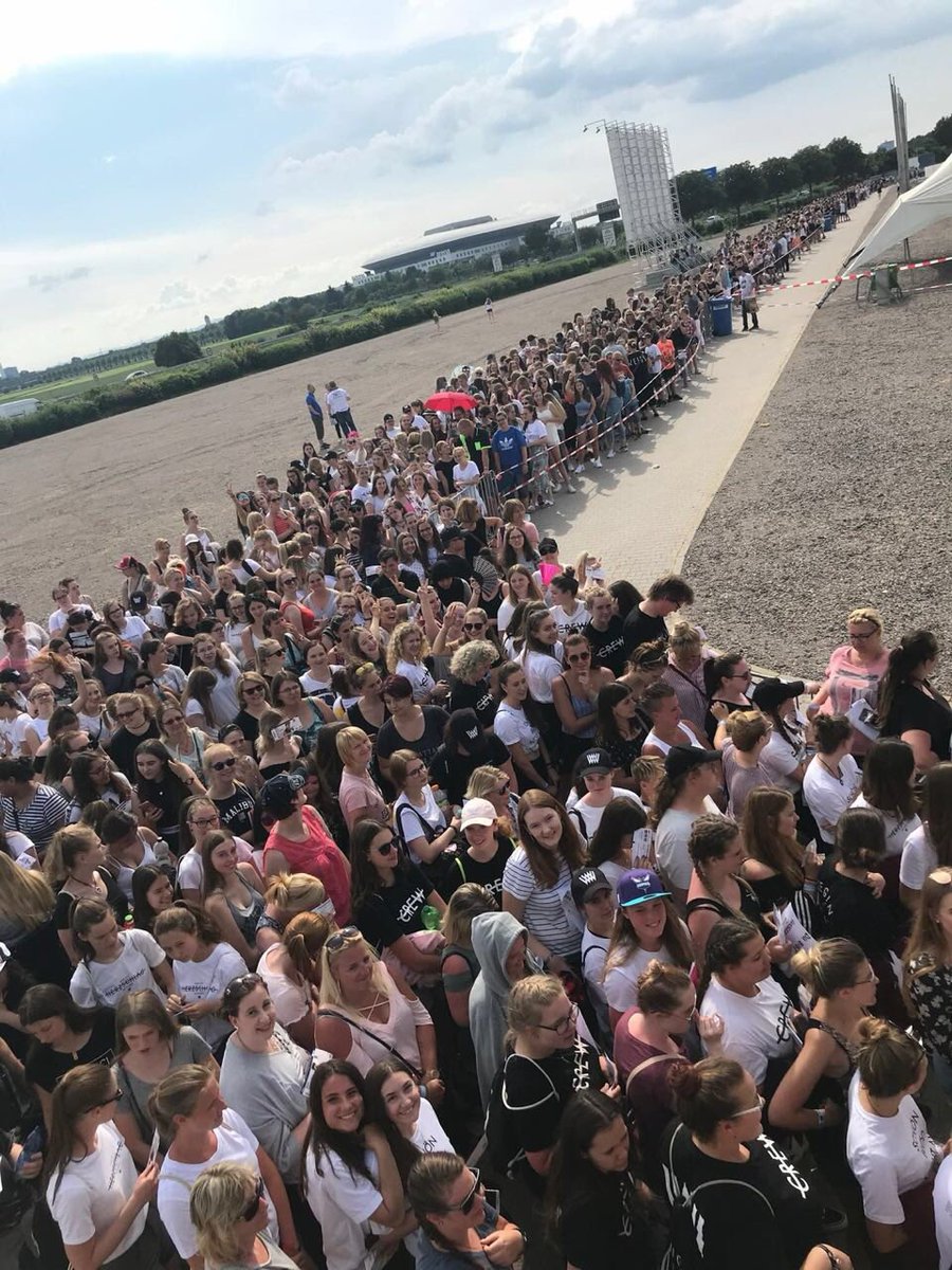 ntc_michelle's tweet photo. Heißestes Konzert mit 36 Grad im Zelt 🔥 https://t.co/j2LO09jHPK