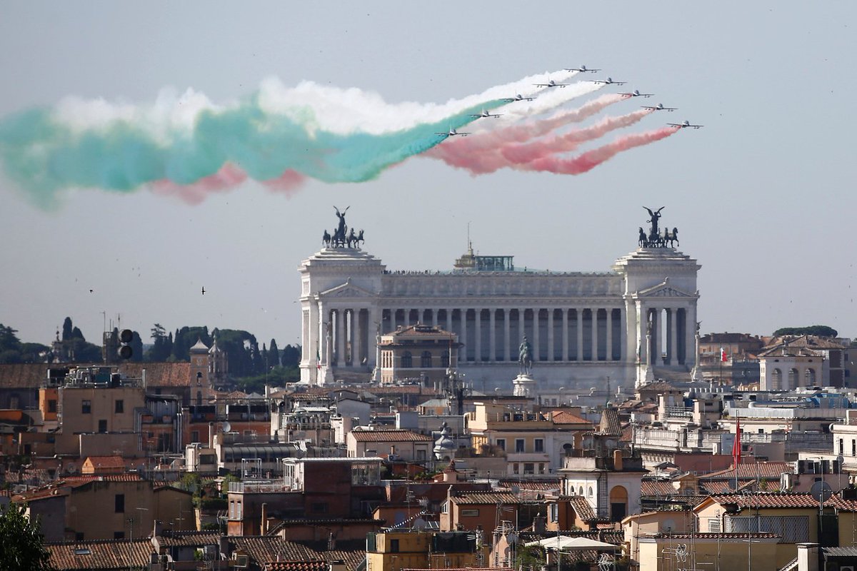 RaiNews's tweet photo. #2giugno Le Frecce Tricolori hanno sorvolato il Vittoriano dopo l'alzabandiera solenne e la deposizione di una corona d'alloro sul sacello del Milite Ignoto di Mattarella → https://t.co/37rRhuBU4b #FestadellaRepubblica https://t.co/gLUfqgVraH