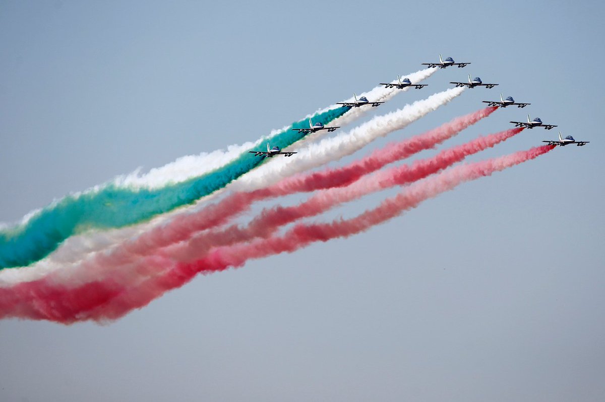 RaiNews's tweet photo. #2giugno Le Frecce Tricolori hanno sorvolato il Vittoriano dopo l'alzabandiera solenne e la deposizione di una corona d'alloro sul sacello del Milite Ignoto di Mattarella → https://t.co/37rRhuBU4b #FestadellaRepubblica https://t.co/gLUfqgVraH