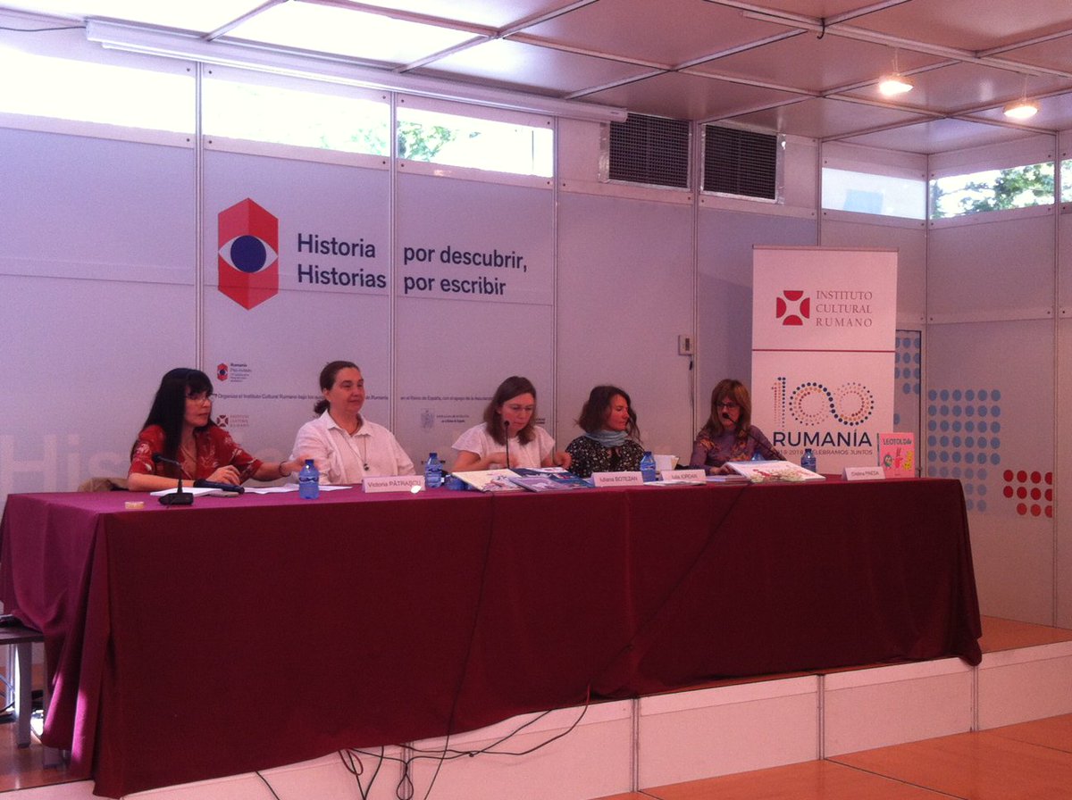 FLMadrid's tweet photo. «¿Siguen leyendo los niños literatura clásica?». En el Pabellón de #Rumanía en la #FLM18 conversan ya Iulia Iordan y Victoria Pătrașcu de #debasm, la profesora @ibotezan y la editora @cristilula, de @TresHermanasEd: https://t.co/HNq65yxOwR https://t.co/imAjPHxkI1