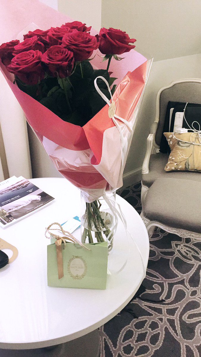 Mr_Highline_'s tweet photo. We think every Saturday morning should start with this kind of surprise. Flowers and macaroons make the weekend that much better.💐 🎁
#mrinspo #inspired #mrhighline #marketing #hospitalitymarketing #betterbranding #design #brandstorytelling #socialmediamarketing https://t.co/xA80u9YL3u