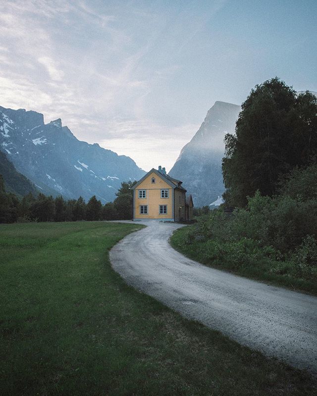 jonflobrant's tweet photo. Yellow house with a touch of summer evening 🏡 https://t.co/QKYCu2SjdN https://t.co/QJsm4XTXLA