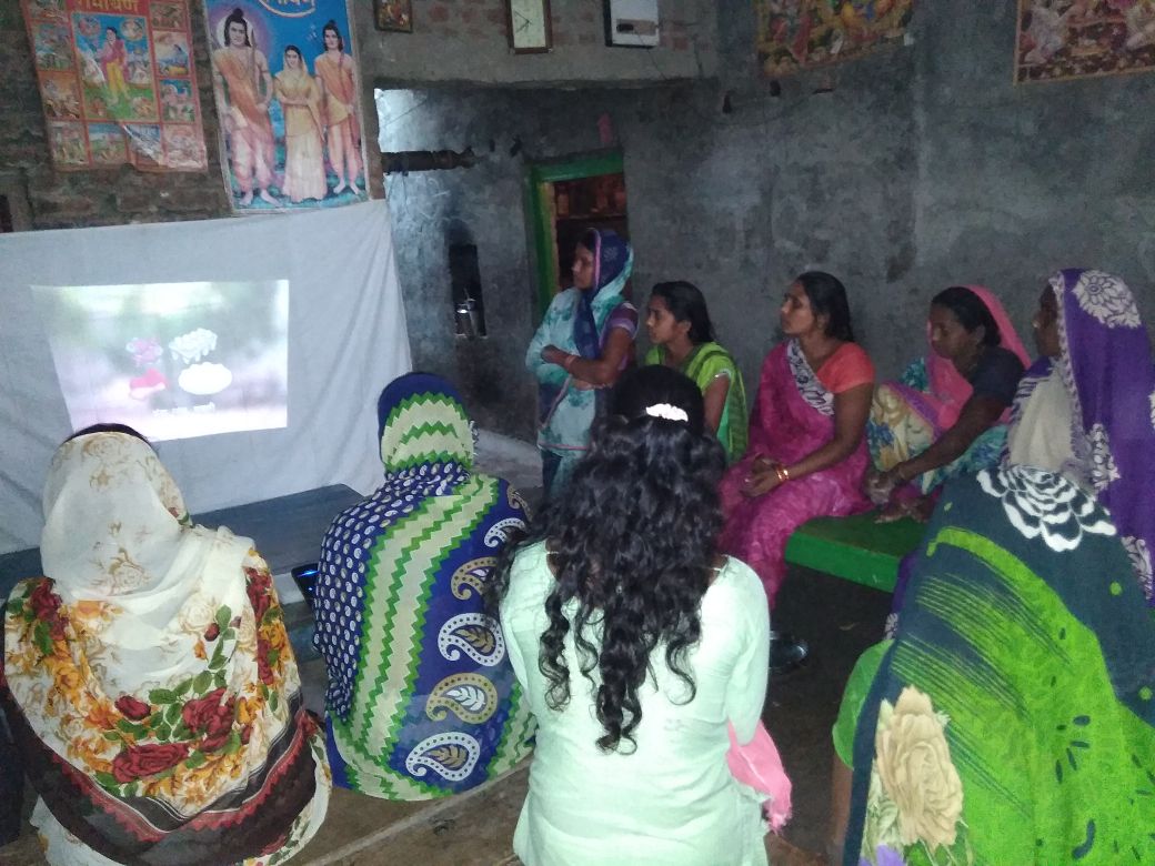 RGMVP's tweet photo. Night meetings and video shows through PICO projectors in villages are part of ongoing #MaternalNutrition campaign led by #SHGs @RGMVP in Uttar Pradesh, India #WomenInHealth @BMGFIndia #UPCMP #CommunityHealthBehaviourChange https://t.co/rYad1wvZcU