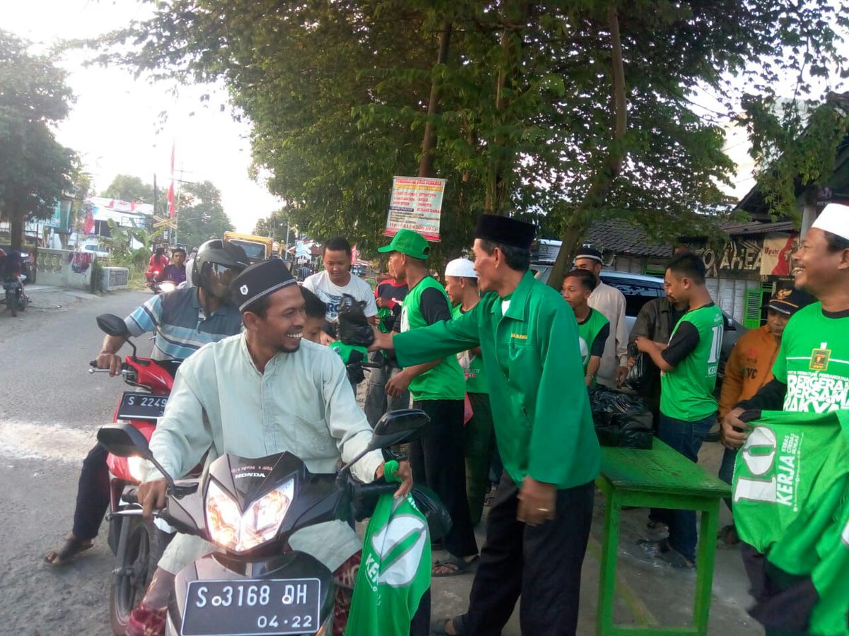 asef_sumsel's tweet photo. Berbagi takjil berbagi berkah #sahabatromahurmuziy #sahabatRB 
@MRomahurmuziy @sahabatgusrommy @GenzHijau @GusrommyL https://t.co/C0giHRuMYB