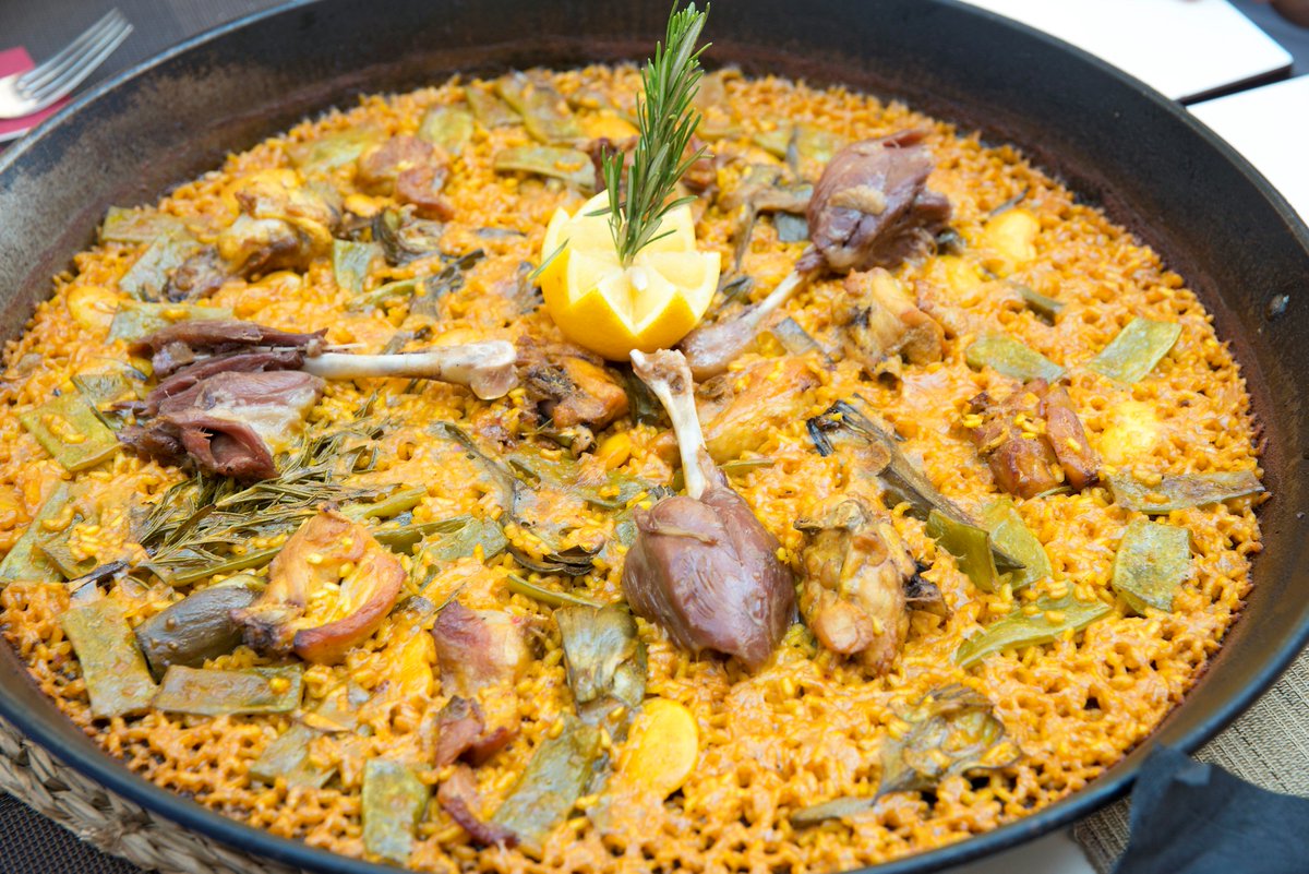 grupo374's tweet photo. Este finde olvídate de cocinar y regálate el placer de disfrutar de una riquísima #paella en pleno centro histórico de #Valencia. ¡Te esperamos en nuestros #Restaurantes! 🥘 😍😋 #Grupo374 #yummy #foodie @colmadorivera_ @MONVALENCIA_ @elochoymedio #ElCaféDelMar https://t.co/IHg9BiYq5v