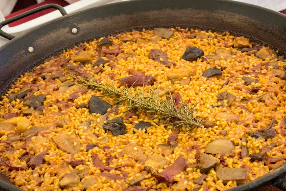 grupo374's tweet photo. Este finde olvídate de cocinar y regálate el placer de disfrutar de una riquísima #paella en pleno centro histórico de #Valencia. ¡Te esperamos en nuestros #Restaurantes! 🥘 😍😋 #Grupo374 #yummy #foodie @colmadorivera_ @MONVALENCIA_ @elochoymedio #ElCaféDelMar https://t.co/IHg9BiYq5v