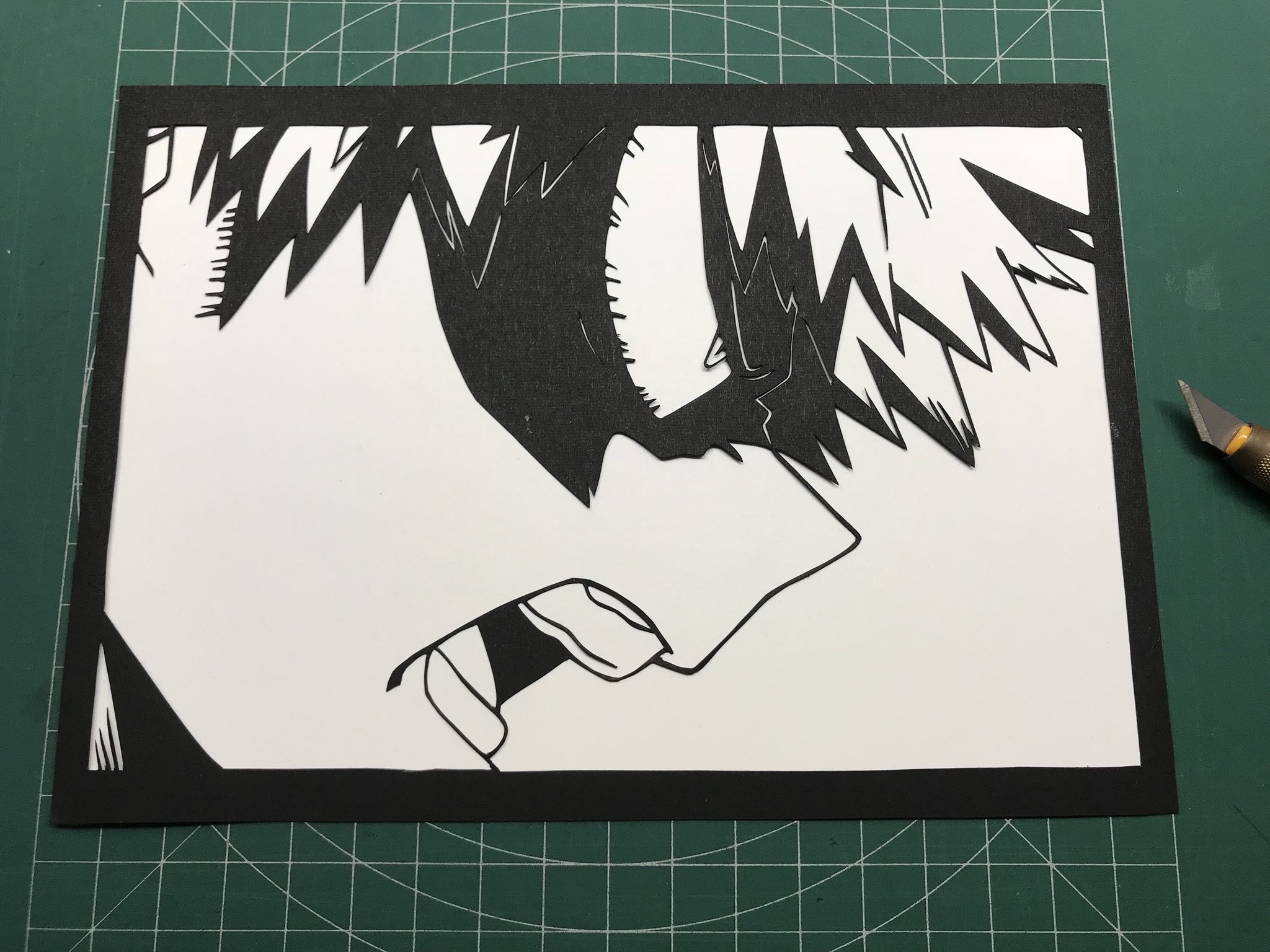 ぽむ 前回の轟の切り絵を知り合いに見せたら 爆豪もぜひということで切りました フォロワーさんもう少し増えたらまたリクエスト企画したいし 次は大作を作ってみたい ヒロアカ 僕のヒーローアカデミア 切り絵 爆豪 爆豪勝己