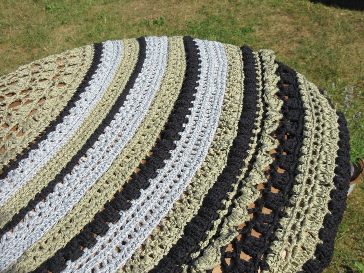 Catalyzator's tweet photo. YESS #CLUE7 ferdig (ikke helt korrekt men i alle fall alle omgangene på plass) #DropsAlong #MagicSummerCAL @Garnstudio #Crochet https://t.co/Oik1dUzpPw