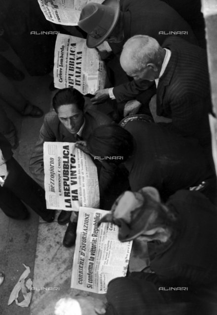 1946, Milano. Alcuni uomini leggono i quotidiani con i risultati del referendum del #2giugno. Buona #FestadellaRepubblica ©Toscani/Alinari