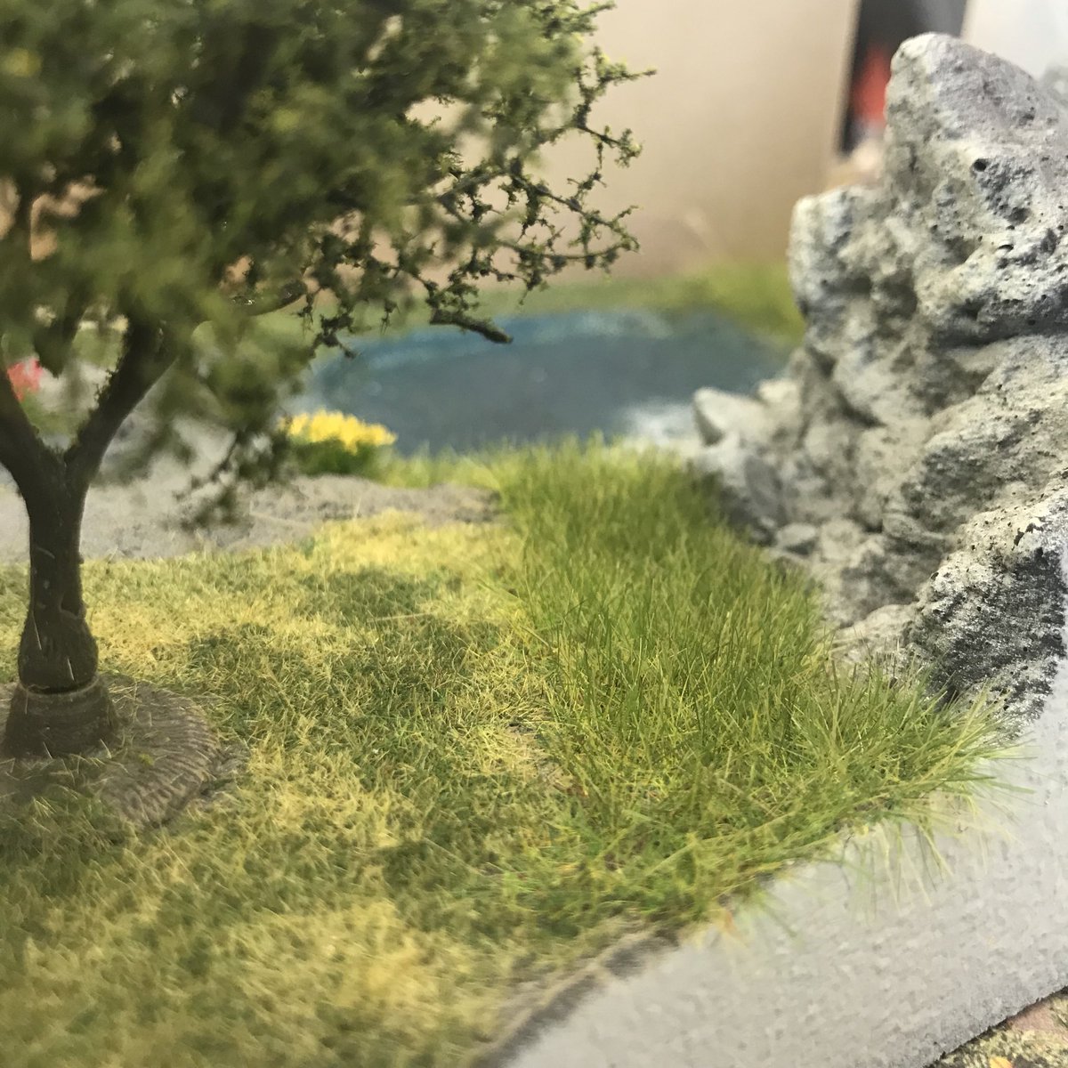 日本の草はらシリーズ(2.5mm)より、もっと長い(6-12mm)芝生を生やし