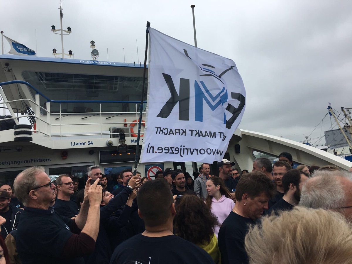 Unieke plaatjes van Nederlandse #kotters <a href="/EMK2017/">Elisabeth Kieffer</a> op het IJ waar we aandacht vragen voor de vele bedreigingen van onze Noordzeevisserij