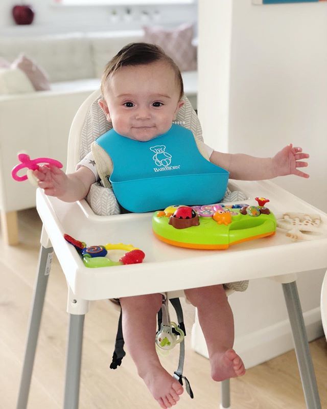 foreveramber's tweet photo. Oh, no biggie, just my tiny baby suddenly all grown up and sitting in a high chair 👶 #stopgrowingsofast #socutetho .
.
.
#rawmotherhood #thisparentlife #themagicineveryday #lifecloseup #developinglife #motherhood #motherhoodunplugged #parenthoodunplu… https://t.co/uiburROcy4 https://t.co/0leWkWCWy2